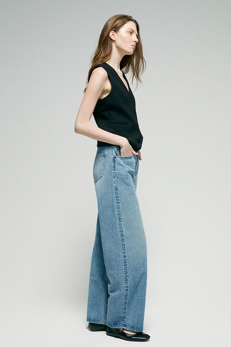 Hey Joanie Slope Curve Jeans in classic denim, showing the slim fit and stylish design on a model.