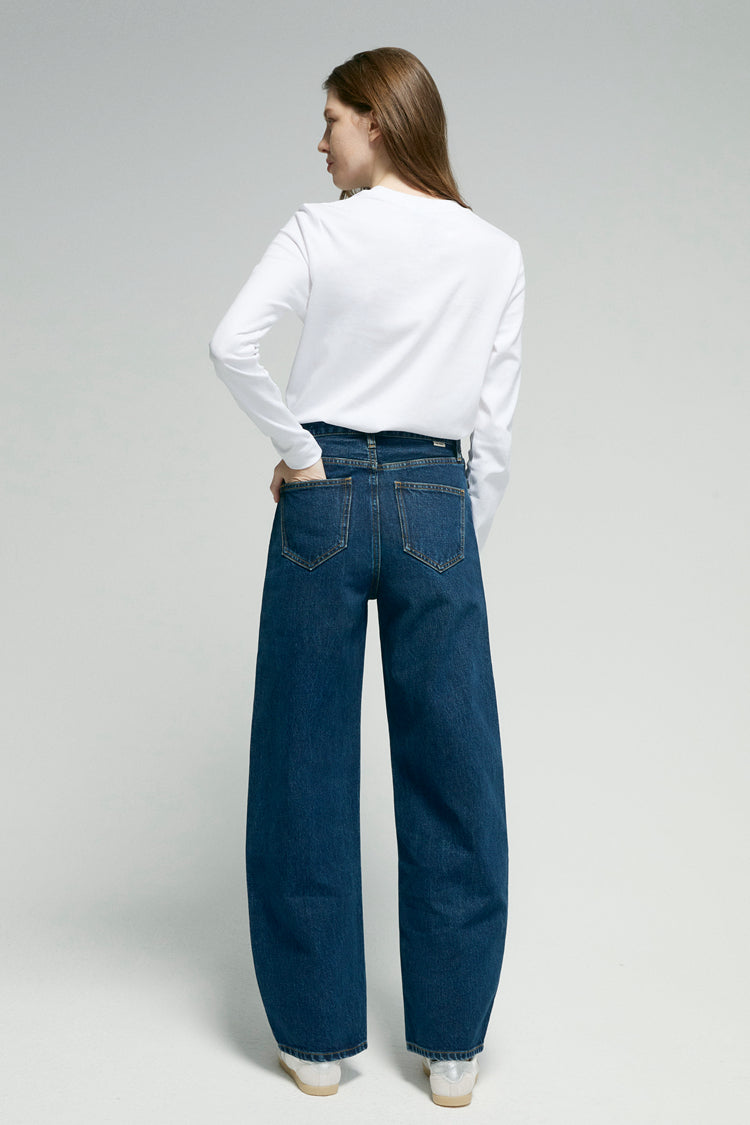 Hey Joanie Slope Curve Jeans HJ039, close-up of high-waisted denim jeans with curved fit and stitching details.