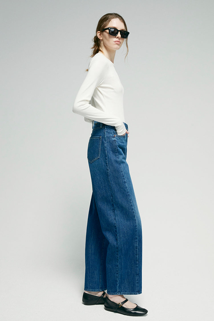 Hey Joanie Crush Curve Ankle Jeans in light denim with a fitted silhouette and classic five-pocket design.